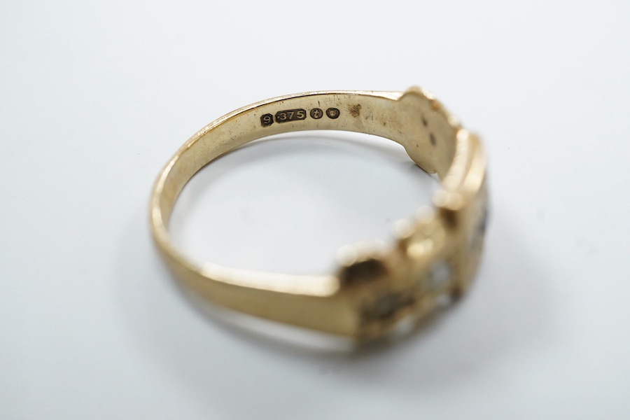 A group of gold jewellery, comprising: a 9ct gold bracelet of twisted curb linking, suspending a George V sovereign coin pendant dated 1912, bracelet with British hallmarks, gross weight approximately 16.5 grams; a 9ct g